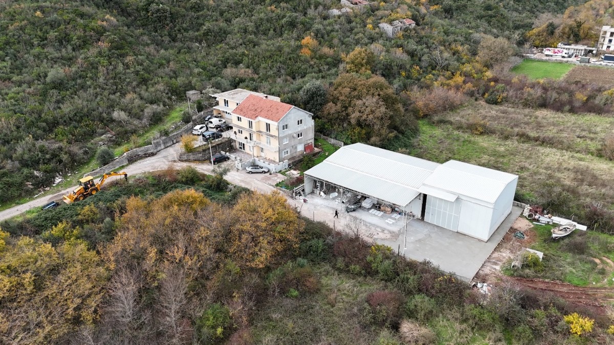 Apartment-Style House with Hangar and 1,348 m² Plot, Lastva Grbaljska, Kotor